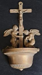 Jezus aan 't kruis. Engelen.Wijwater.Geheel van koper., Ophalen of Verzenden