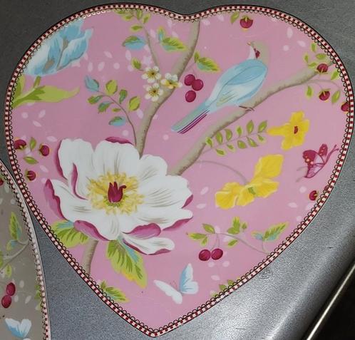 2 roze Hartjes borden en 1 kaki hartjes bord van Pip Studio, Huis en Inrichting, Keuken | Servies, Zo goed als nieuw, Bord(en)