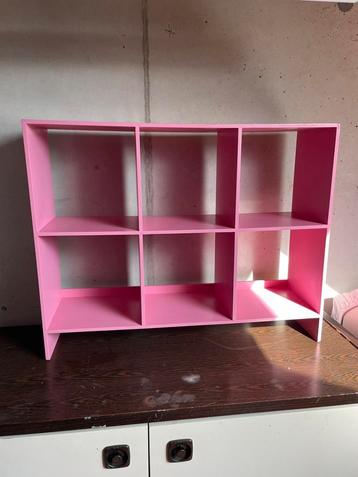 Roze kast beschikbaar voor biedingen