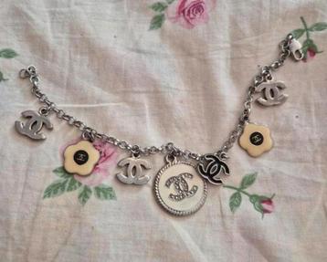 Prachtige bedel armband. Meer kleding, makeup, pumps, tassen beschikbaar voor biedingen