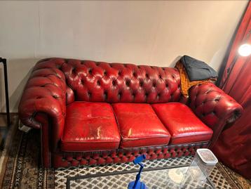 Rode Chesterfield Bank beschikbaar voor biedingen