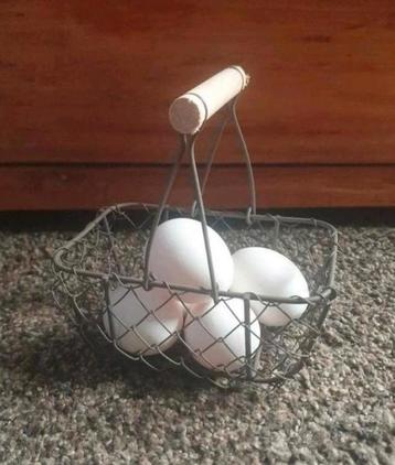 Draadmandje eiermandje. Klein model. beschikbaar voor biedingen