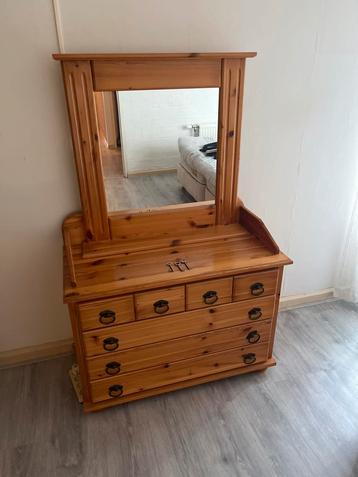 Houten commode met spiegel beschikbaar voor biedingen