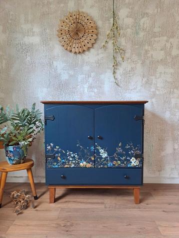 Kast in blauw en houtkleur met botanische print  beschikbaar voor biedingen