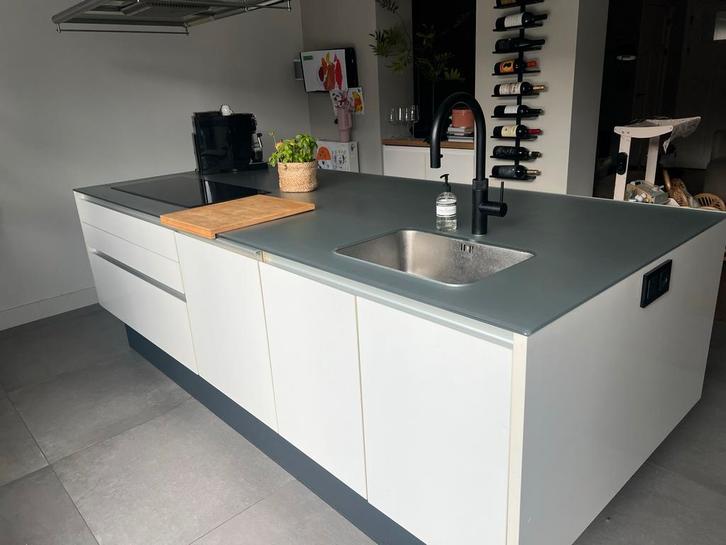 LEICHT Keuken met Miele Apparatuur, Huis en Inrichting, Keuken | Complete keukens, Gebruikt, Wit, Kunststof, Greeploos, Ophalen