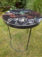 Bijzettafeltje met acrylverf gegoten blad, Huis en Inrichting, Tafels | Bijzettafels, Ophalen, Minder dan 45 cm, Minder dan 55 cm