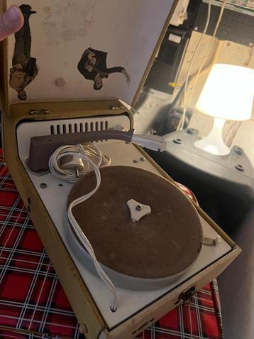 Vintage platenspeler in koffer – leuk voor de liefhebber! beschikbaar voor biedingen