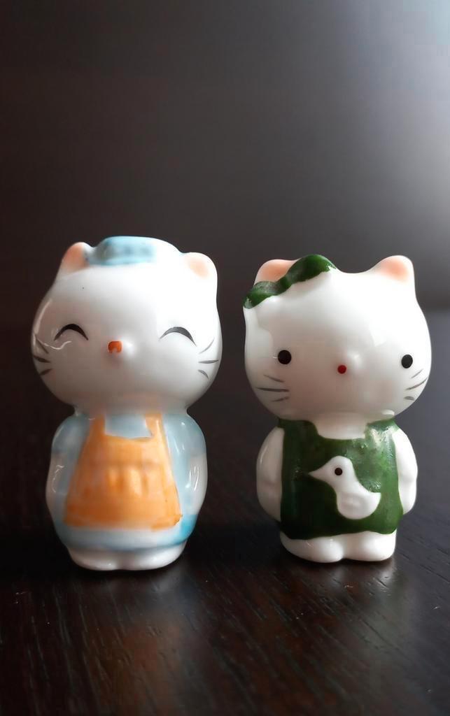 Twee Vintage Miniatuur Porseleinen beeldjes–Handgeschilderd, Antiek en Kunst, Antiek | Porselein, Ophalen of Verzenden