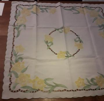 tafelkleed (11) vierkant opengewerkt 80 x 80 cm. beschikbaar voor biedingen