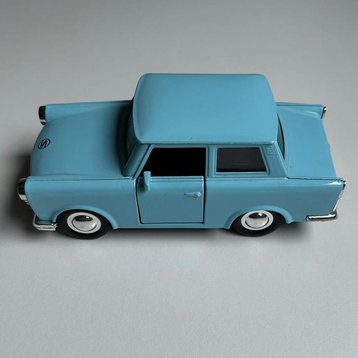 Modelauto Trabant SS 4725 DDR 1989 Hellblau (Nieuw), Hobby en Vrije tijd, Modelauto's | 1:32, Nieuw, Auto, Overige merken, Ophalen of Verzenden