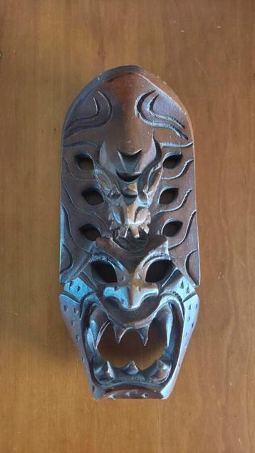 Houten masker beschikbaar voor biedingen
