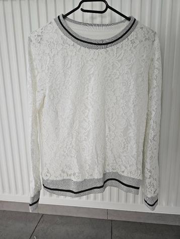 witte trui met bloemendesign beschikbaar voor biedingen