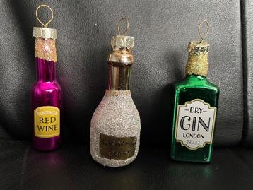 3 leuke oude kerstballen in de vorm van een drankfles beschikbaar voor biedingen