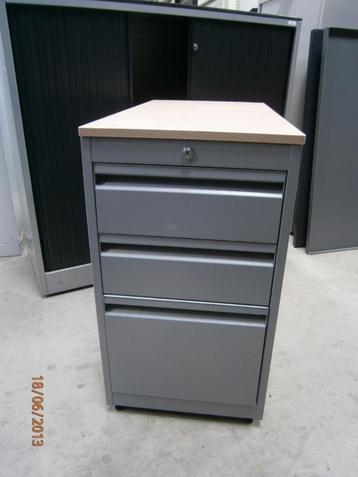 Bureau Ladeblokken / Stand container beschikbaar voor biedingen