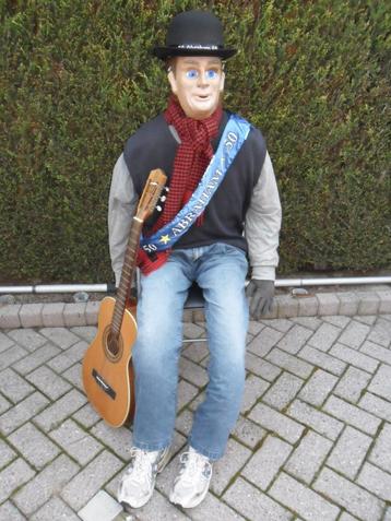 Abraham levensgroot met gitaar te huur, geweldige keuze! beschikbaar voor biedingen