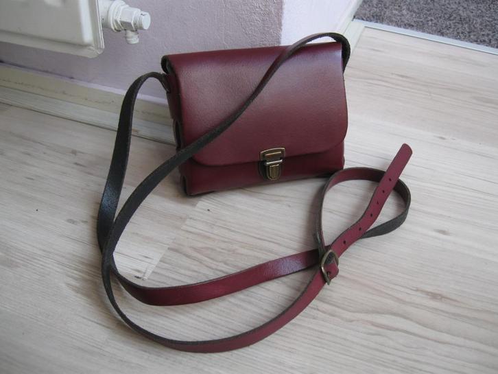 ELVY Rood paars leren tasje als nieuw, Sieraden, Tassen en Uiterlijk, Tassen | Damestassen, Zo goed als nieuw, Schoudertasje, Rood