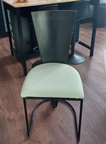 4 eetkamerstoelen beschikbaar voor biedingen