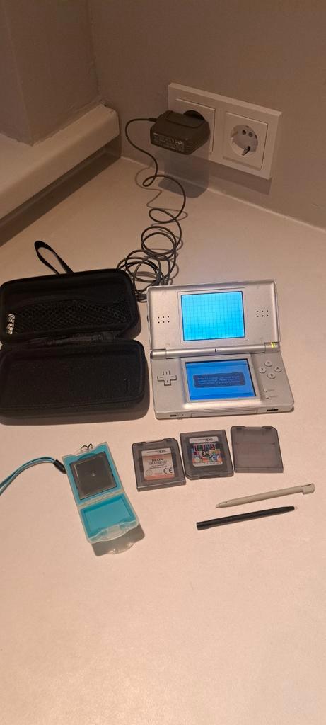 Nintendo DS + Extra's, Spelcomputers en Games, Spelcomputers | Nintendo 2DS en 3DS, Gebruikt, Zilver, Met games, Met beschermhoes of tas