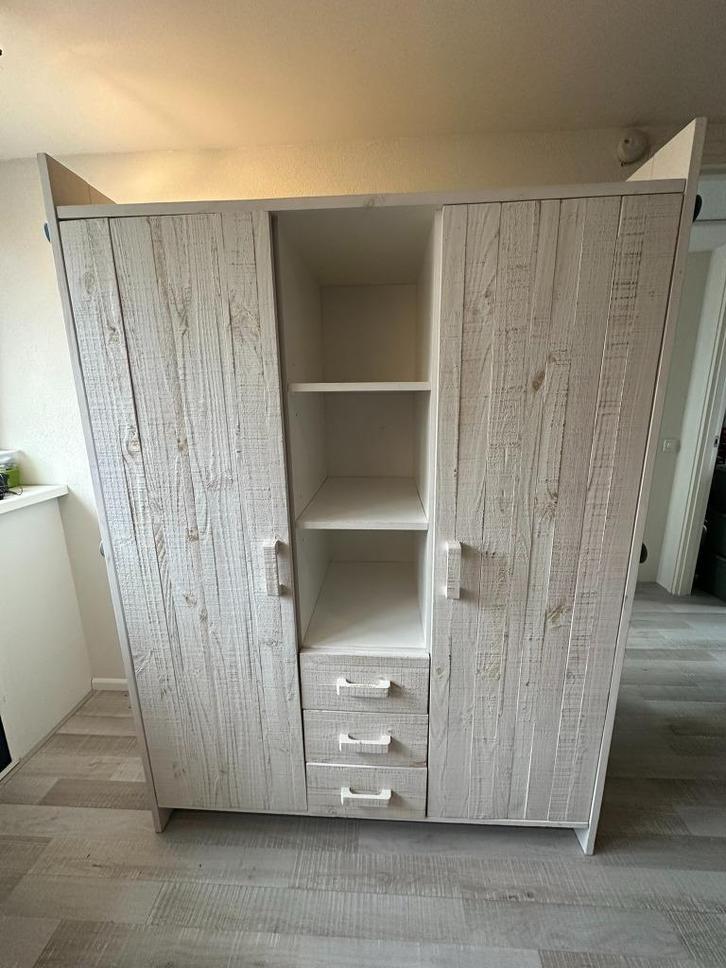 Junior kinderkamer bed en linnenkast, Kinderen en Baby's, Kinderkamer | Complete kinderkamers, Zo goed als nieuw, Jongetje, Ophalen