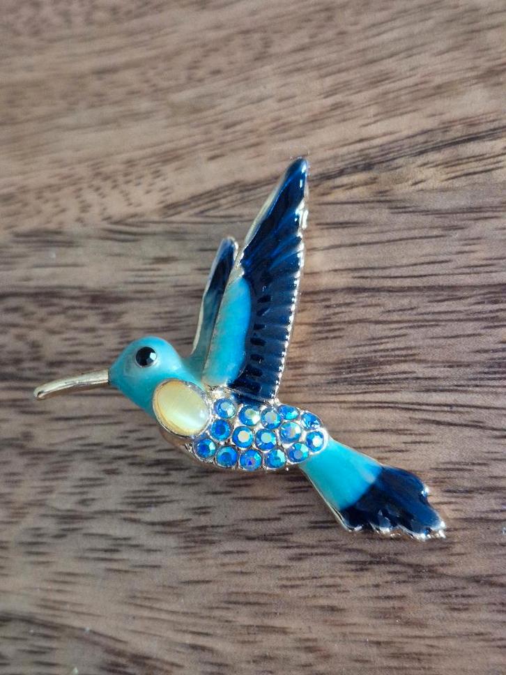Broche Sierspeld Kolibrie Vogel Blauw Emaille 4 cm, Sieraden, Tassen en Uiterlijk, Broches, Nieuw, Overige materialen, Blauw, Ophalen of Verzenden