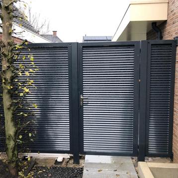Zicht dichte poort. beschikbaar voor biedingen