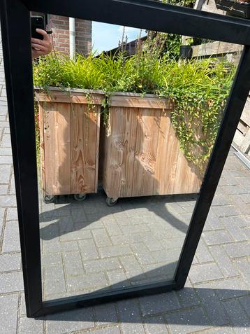 Spiegel beschikbaar voor biedingen