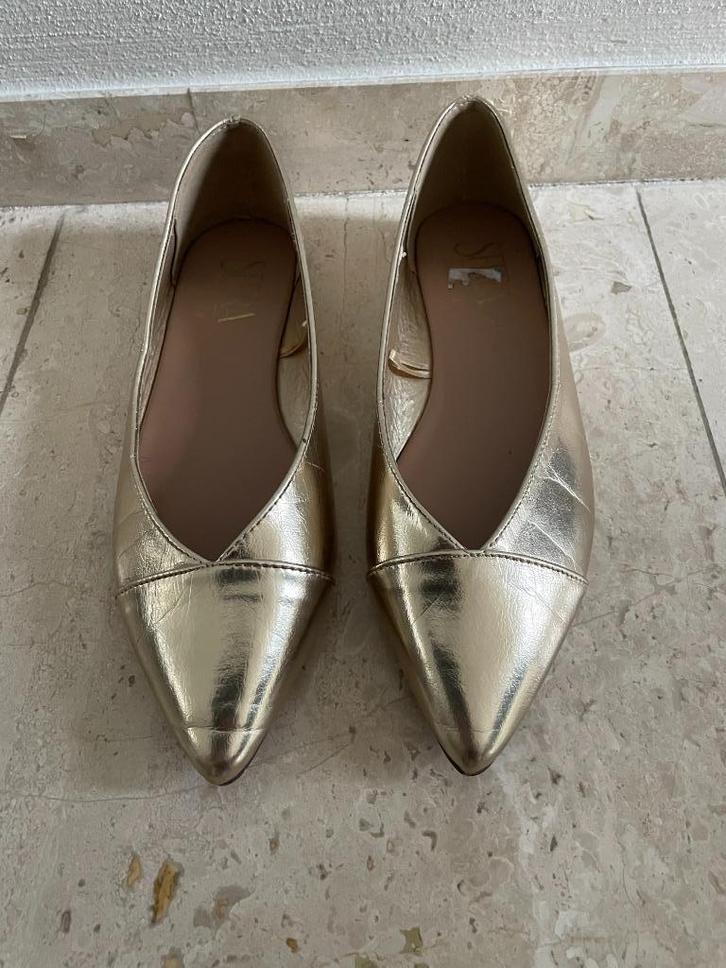 Sfera: z.g.a.n. goudkleurige flatjes/instappers maat 38, Kleding | Dames, Schoenen, Zo goed als nieuw, Instappers, Overige kleuren