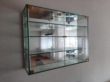 Vitrinekast (hang) beschikbaar voor biedingen