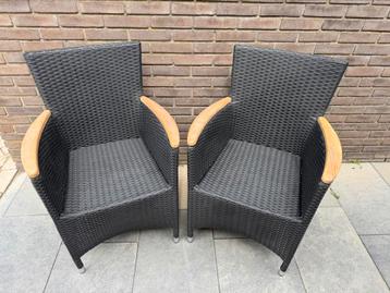 2x zwarte kunststof wicker tuinstoel met houten armleuningen beschikbaar voor biedingen