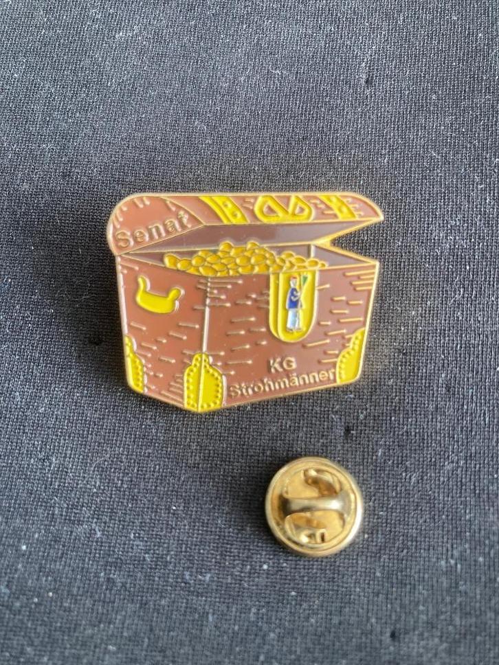 Carnaval PINS KG Strohmänner Jülich-Selgersdorf, Verzamelen, Speldjes, Pins en Buttons, Zo goed als nieuw, Speldje of Pin, Overige onderwerpen