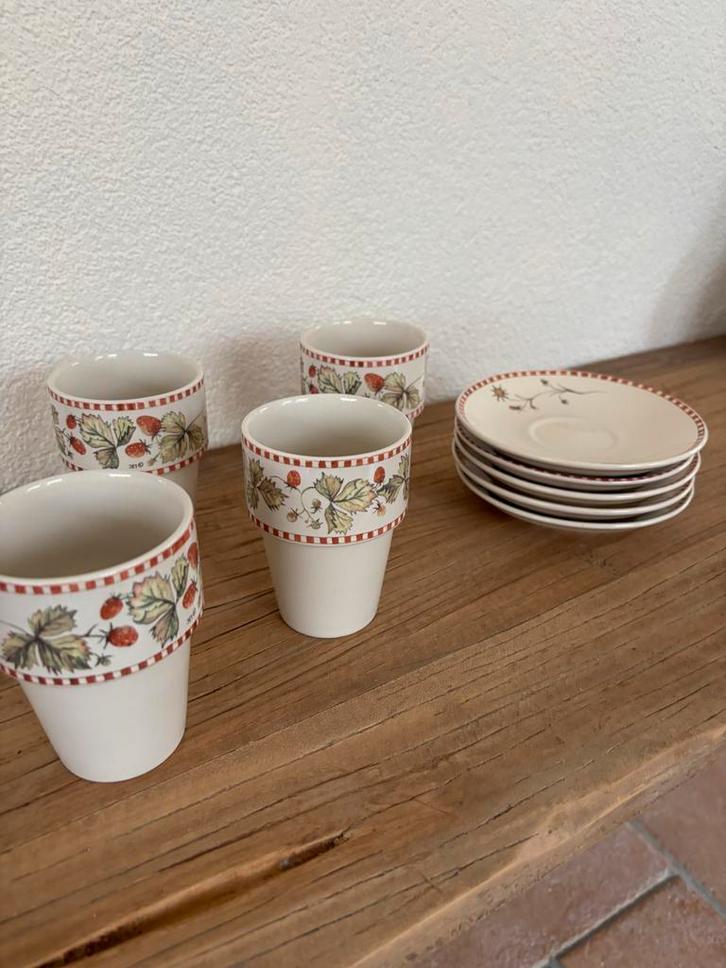 Jet ter Steege: 4 Melkbekers & Schoteltjes, Huis en Inrichting, Keuken | Servies, Gebruikt, Kop(pen) en/of Schotel(s), Overige stijlen