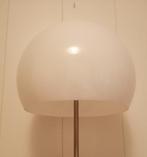 Leuke vintage vloerlamp met een witte kunststof mushroom kap, Huis en Inrichting, Lampen | Vloerlampen, Metaal, 150 tot 200 cm