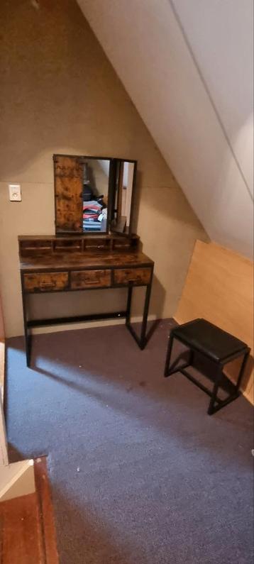 Mooie Kaptafel met Spiegel en Krukje beschikbaar voor biedingen