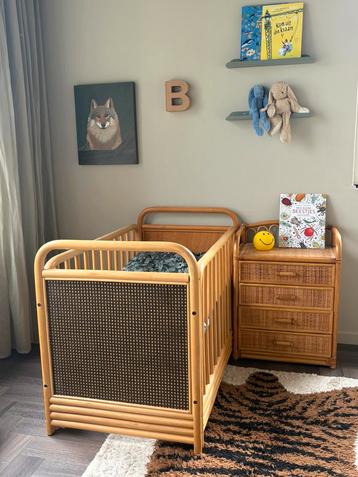 Vintage bamboo baby/peuter bedje met nachtkasrje beschikbaar voor biedingen