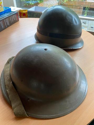 Twee originele militaire helmen – vintage legerhelmen beschikbaar voor biedingen