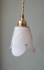 Wit Art Deco hanglamp. Wit frosted glas met florale vorm., 50 tot 75 cm, Zo goed als nieuw, Glas, Vintage, art deco, glas, art nouveau