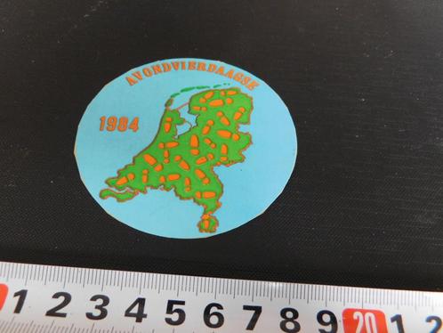 sticker 1984 avondvierdaagse wandelen strip nederland stappe, Verzamelen, Stickers, Zo goed als nieuw, Bedrijf of Vereniging, Ophalen