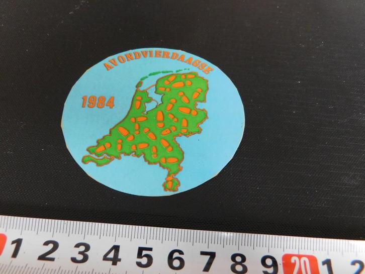 sticker 1984 avondvierdaagse wandelen strip nederland stappe, Verzamelen, Stickers, Zo goed als nieuw, Bedrijf of Vereniging, Ophalen