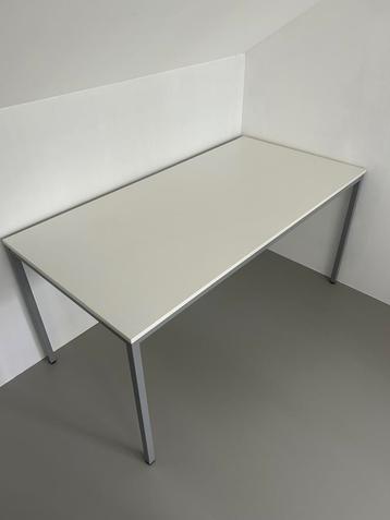 Metalen bureau met wit blad van Staples. In goede conditie beschikbaar voor biedingen