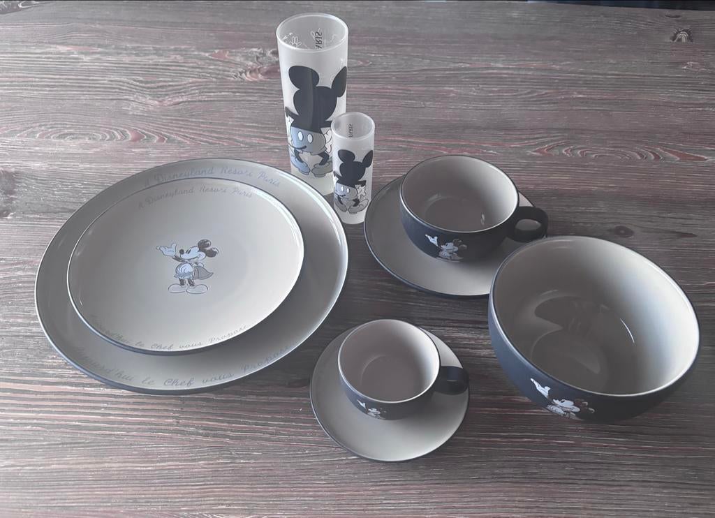 Mickey Mouse Exclusivite Servies Disneyland Resort Parijs, Keramiek, Ophalen of Verzenden, Zo goed als nieuw, Overige stijlen