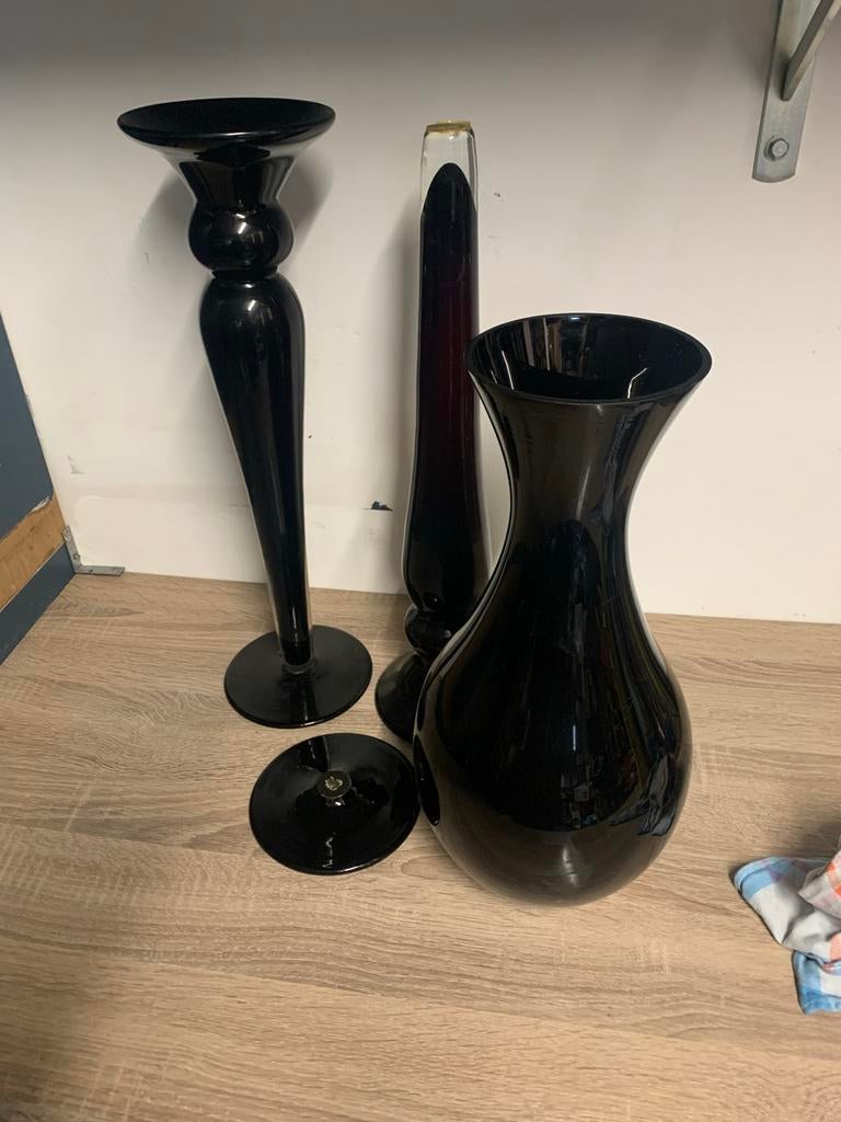 Zwarte glazen vaas en kandelaars, Huis en Inrichting, Woonaccessoires | Kandelaars en Kaarsen, Overige materialen, 25 tot 50 cm