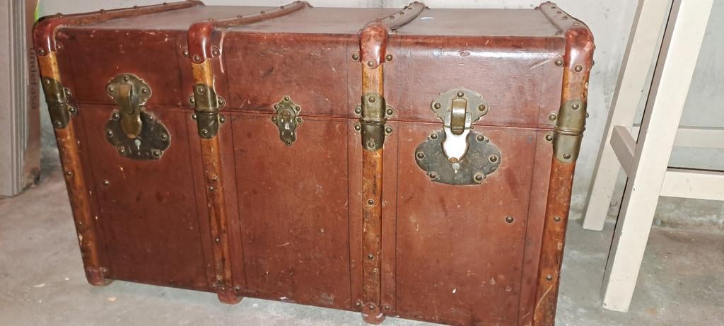 Oude bruine kist met metalen sluitingen, Ophalen