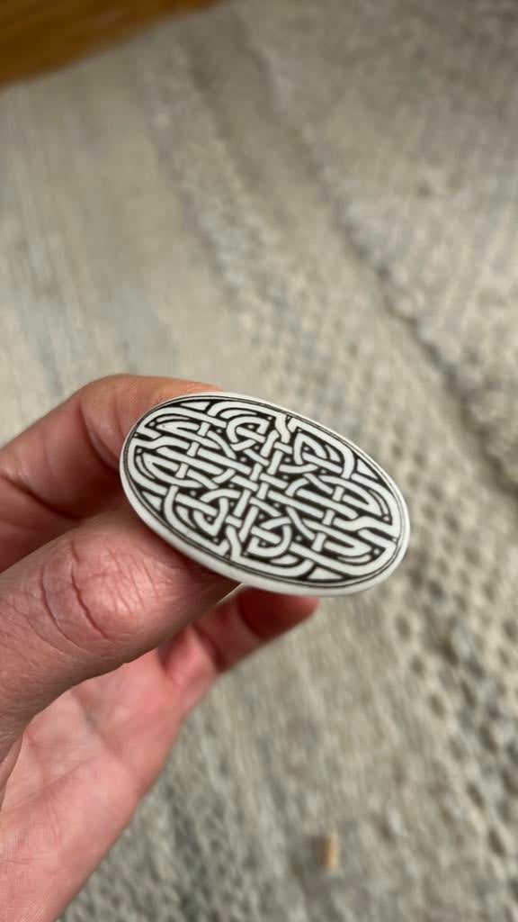 Keramiek broche Keltische knoop, Ophalen of Verzenden, Zo goed als nieuw, Overige materialen