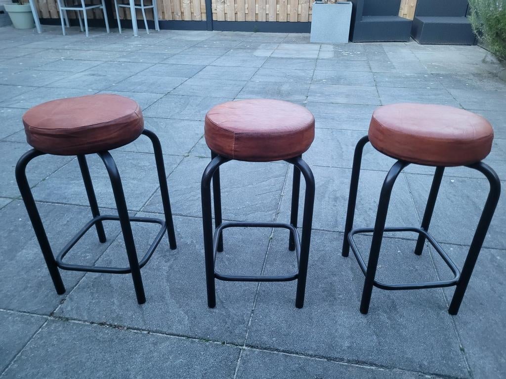TE KOOP Set van 3 kleine barkrukken met leren zitting, Huis en Inrichting, Barkrukken, Ophalen, 30 tot 60 cm
