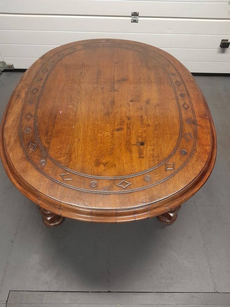 Mooie grote, oude  salontafel, ovaal met houtsnijwerk, Ophalen