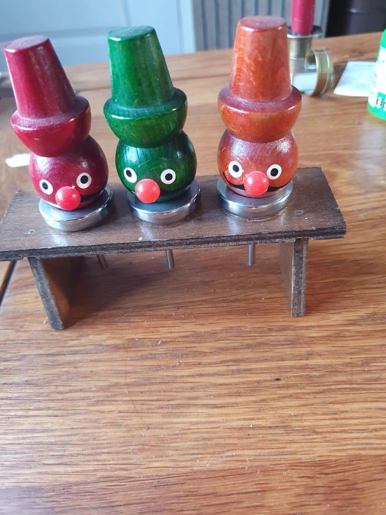 Vintage rekje met 3 schenktuiten, Ophalen of Verzenden, Poppenhuis