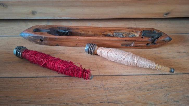 Antieke Weefspoel met Garen - Decoratief Ambacht, Hobby en Vrije tijd, Naaien en Fournituren, Gebruikt, Overige typen, Ophalen of Verzenden