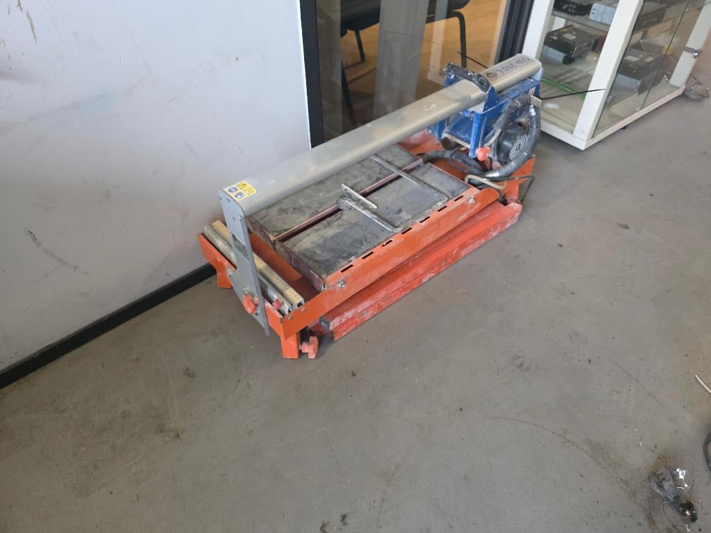 Tegelsnijder DW-200-L verhuur natzaag, Doe-het-zelf en Verbouw, Gereedschap | Zaagmachines, Gebruikt, Verhuur, 30 tot 70 mm, 1200 watt of meer