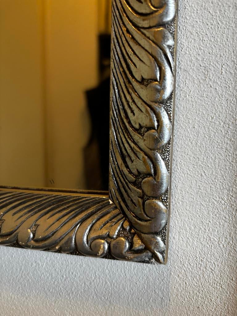 Antieke spiegel met sierlijke lijst, Antiek en Kunst, Ophalen of Verzenden, Rechthoekig, Minder dan 50 cm, Minder dan 100 cm