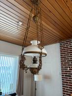 Antieke olielamp / hanglamp met wit glazen kap, Huis en Inrichting, Lampen | Hanglampen, Ophalen, Gebruikt, Glas, 75 cm of meer